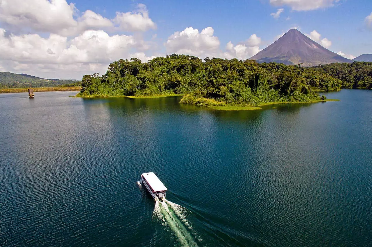 Costa-Rica-Lake