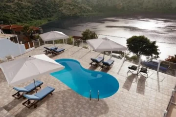 Scenic Lake Kournas Retreat